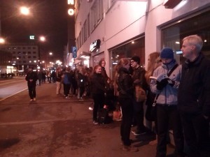 Finns queue in zero temperatures for tickets to The Hobbit: An Unexpected Journey